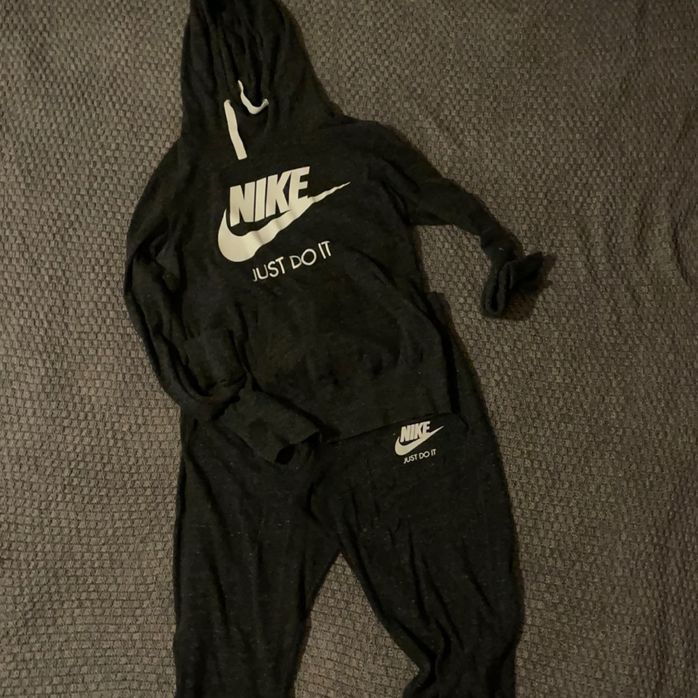 Nike cropped jogger set. Size medium.